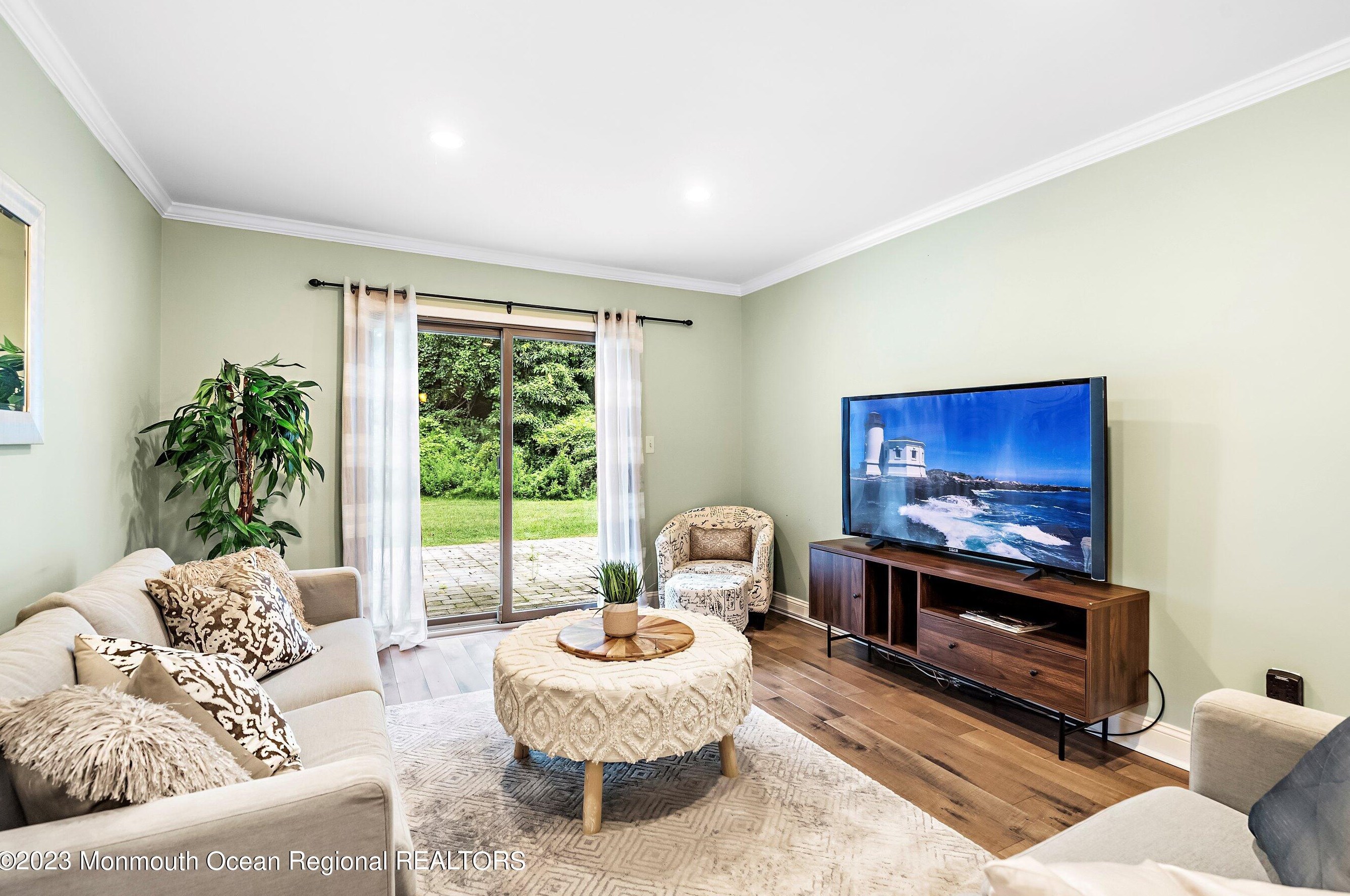 17 Joyce Ct, Tinton Falls, NJ 07724