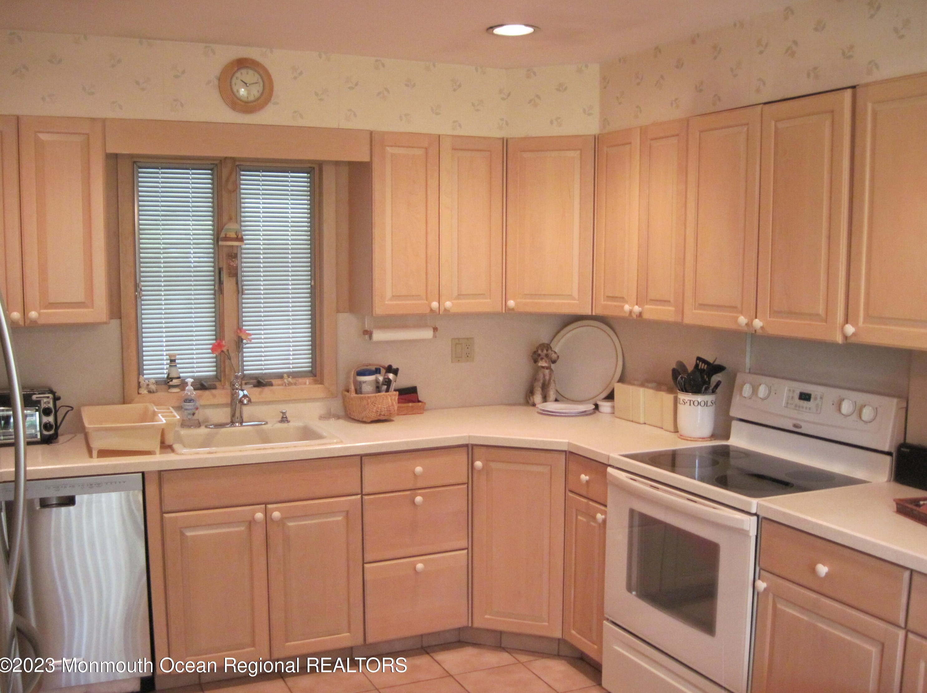 93 Avondale Ln, Matawan NJ 07747-1239 exterior