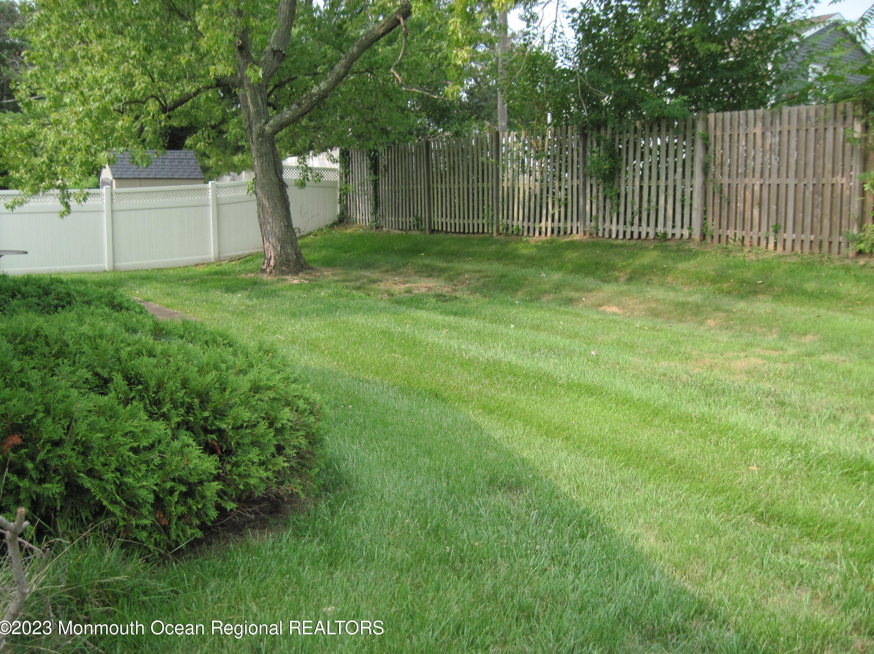 93 Avondale Ln, Matawan NJ 07747-1239 exterior