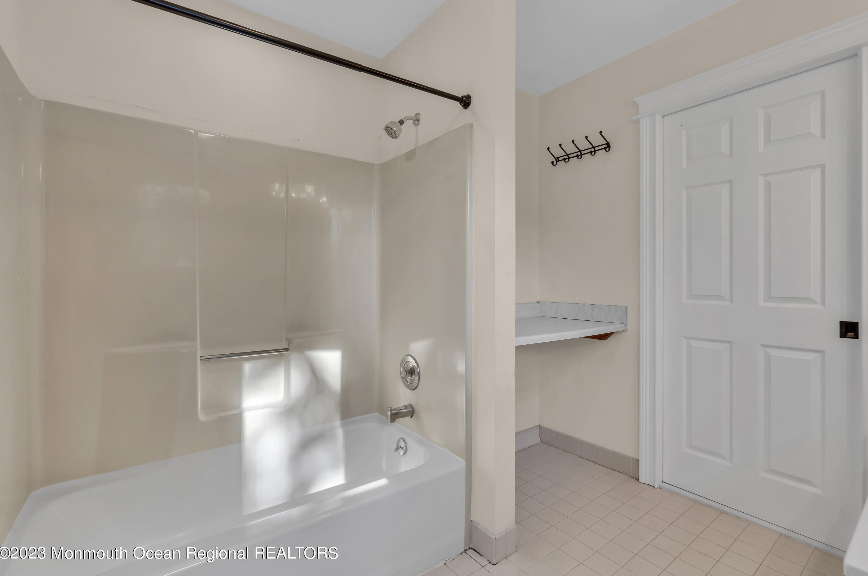 1 Marie Elaine Ct, Oakhurst NJ 07755-1483 exterior