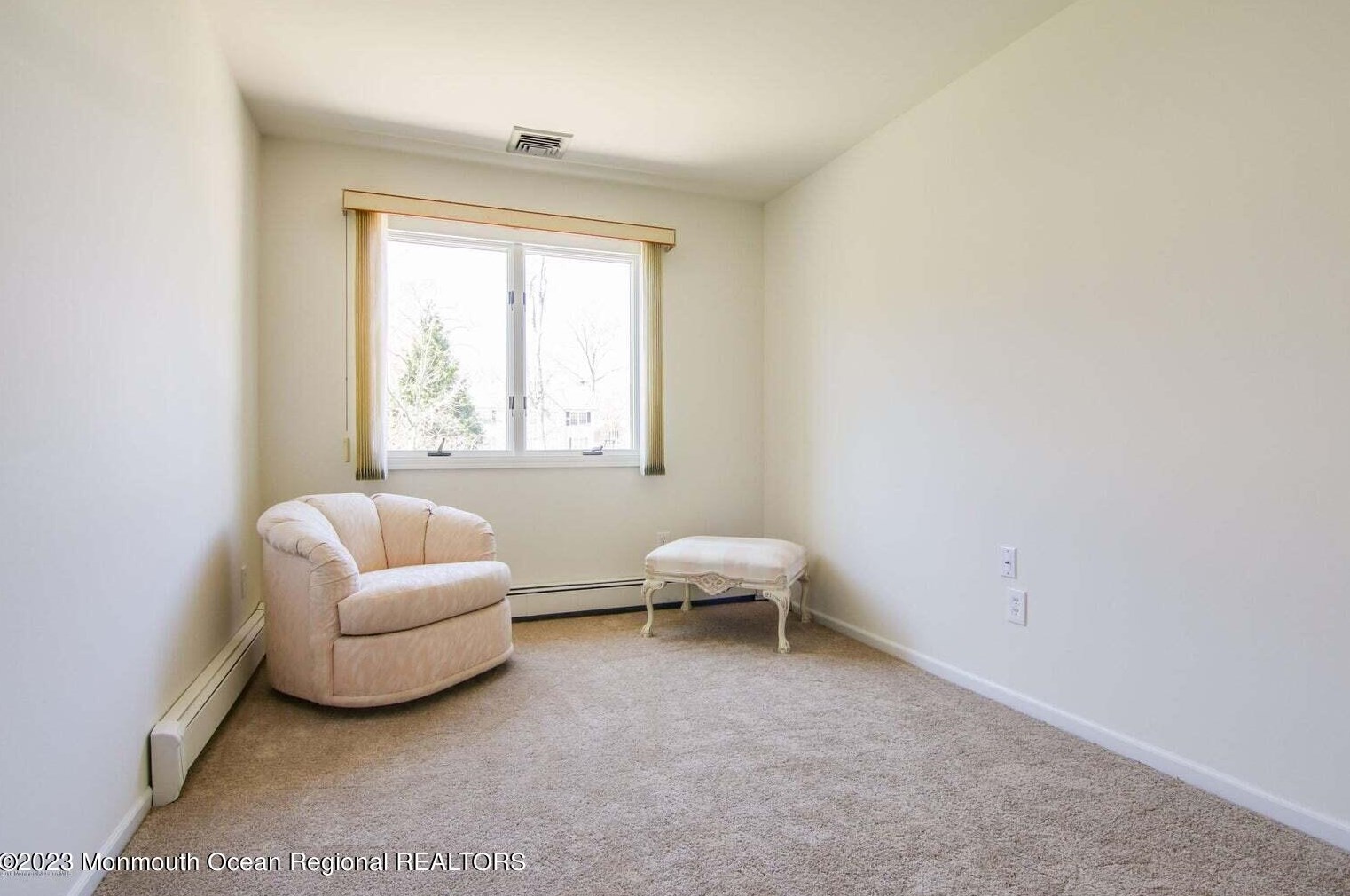 1 Marie Elaine Ct, Oakhurst NJ 07755-1483 exterior