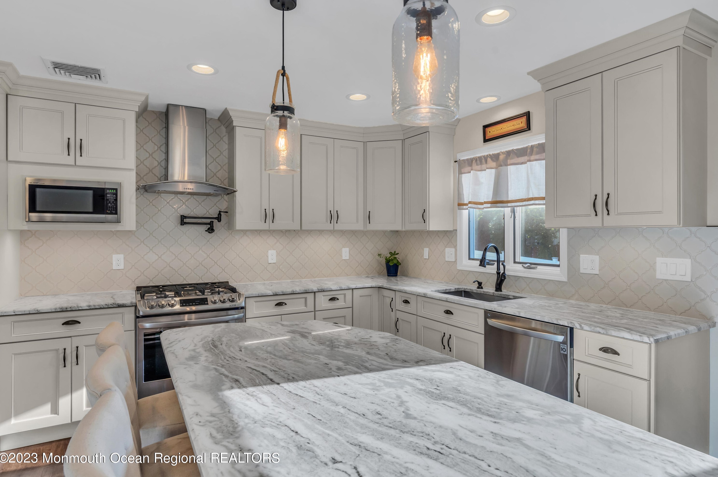 1 Marie Elaine Ct, Oakhurst NJ 07755-1483 exterior