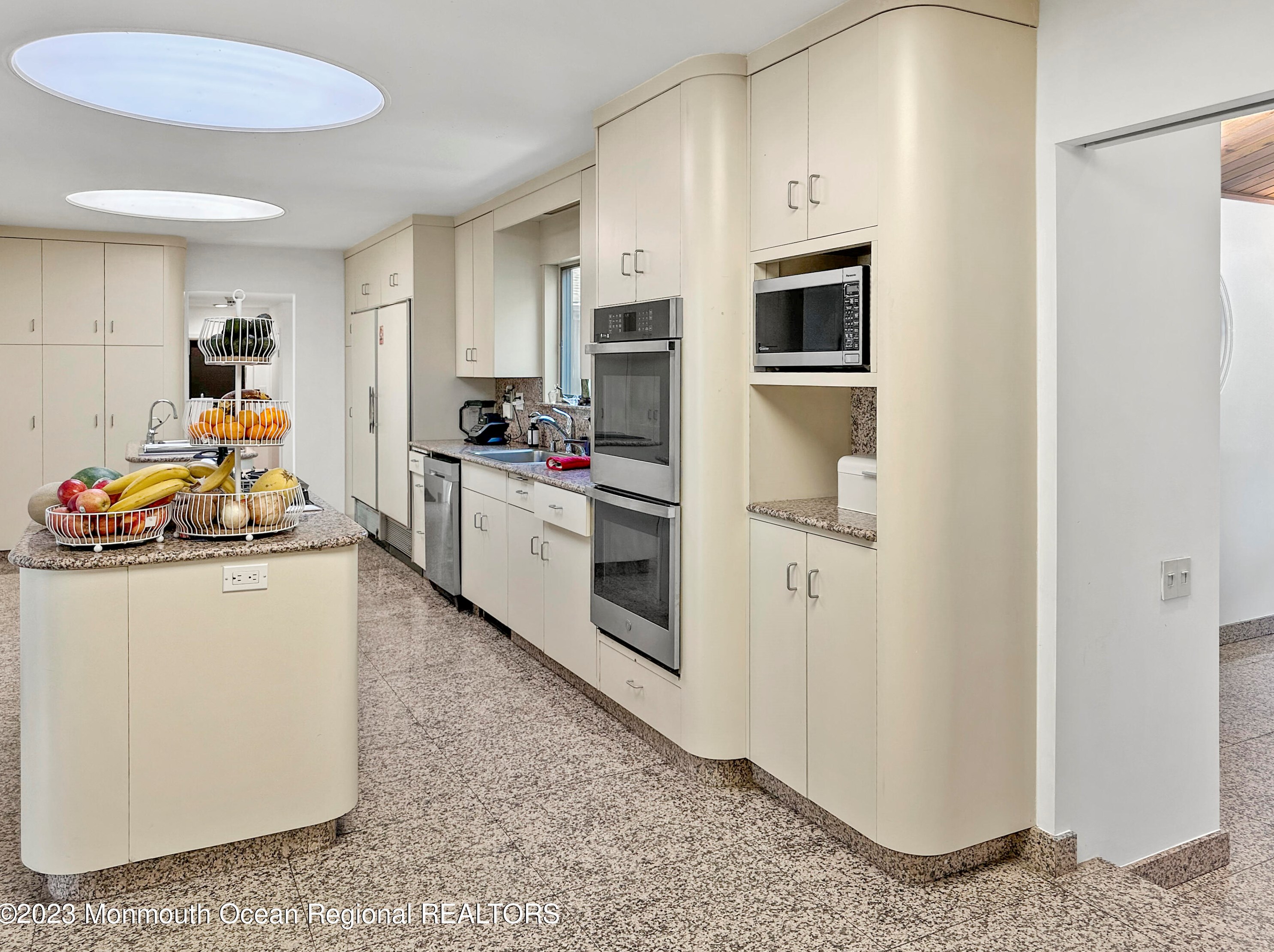 208 Maplewood Ave, Oakhurst NJ 07755-1618 exterior