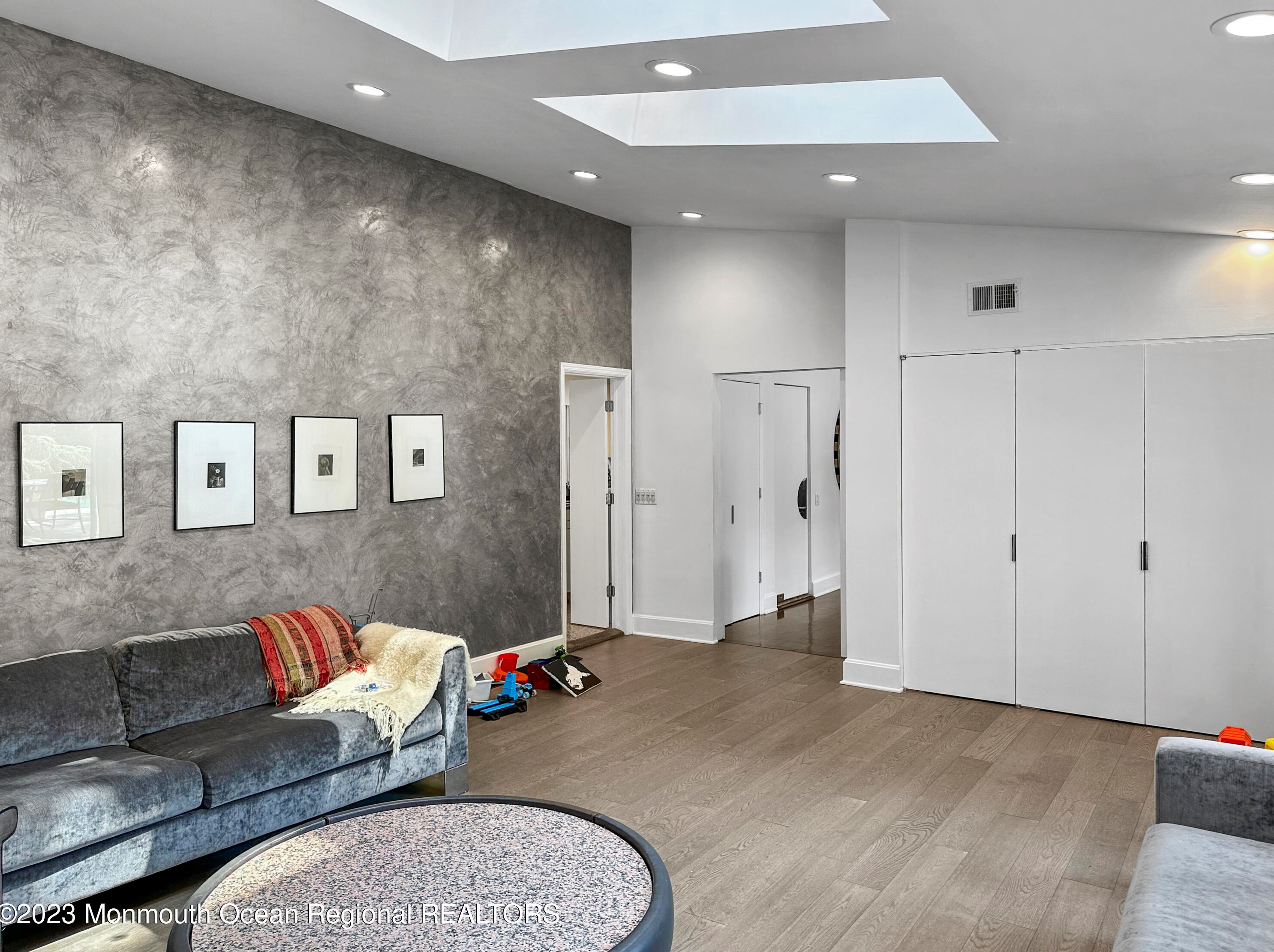 208 Maplewood Ave, Oakhurst NJ 07755-1618 exterior