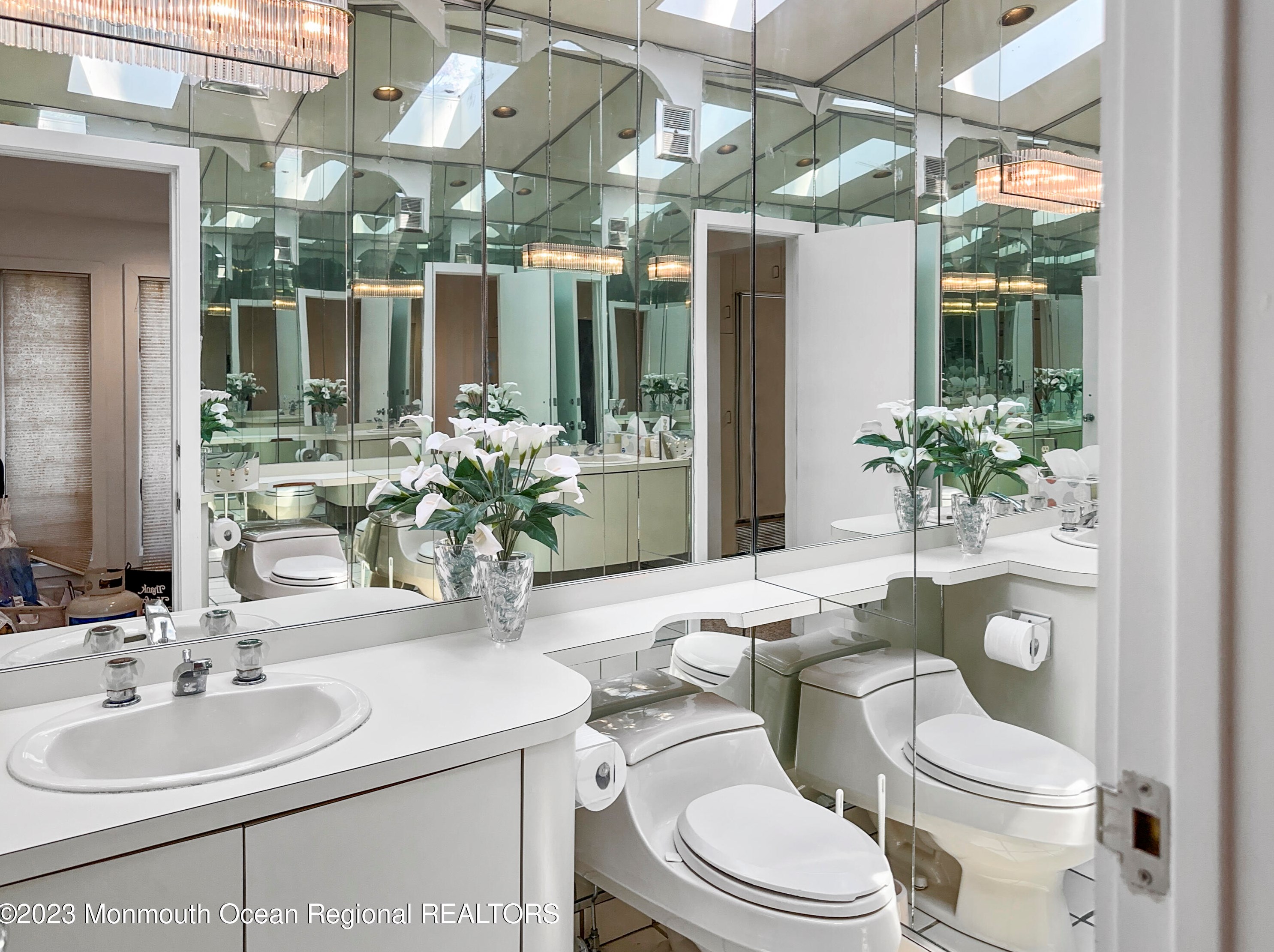 208 Maplewood Ave, Oakhurst NJ 07755-1618 exterior