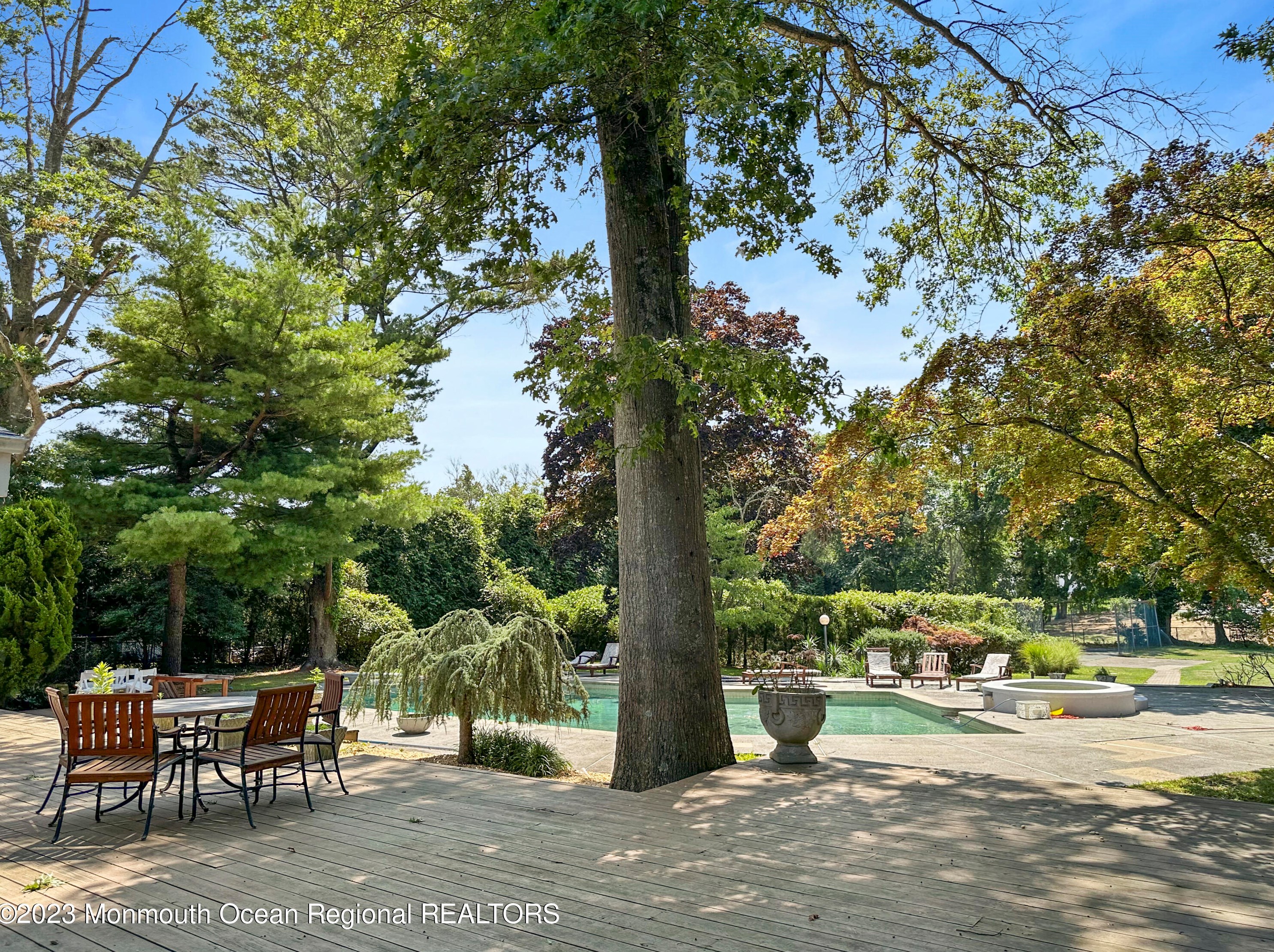 208 Maplewood Ave, Oakhurst NJ 07755-1618 exterior