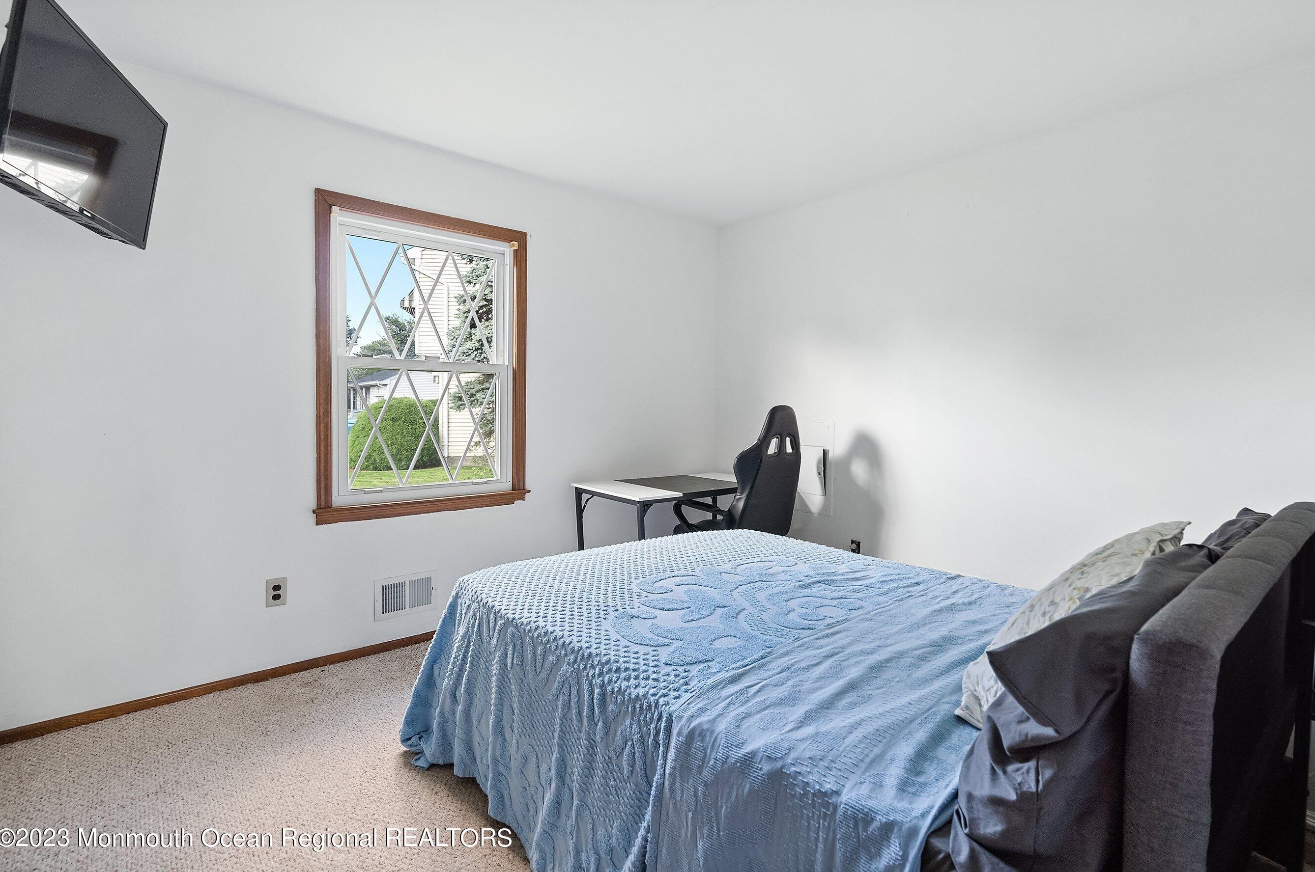 811 Apple Ct, Toms River NJ  08753-3742 exterior