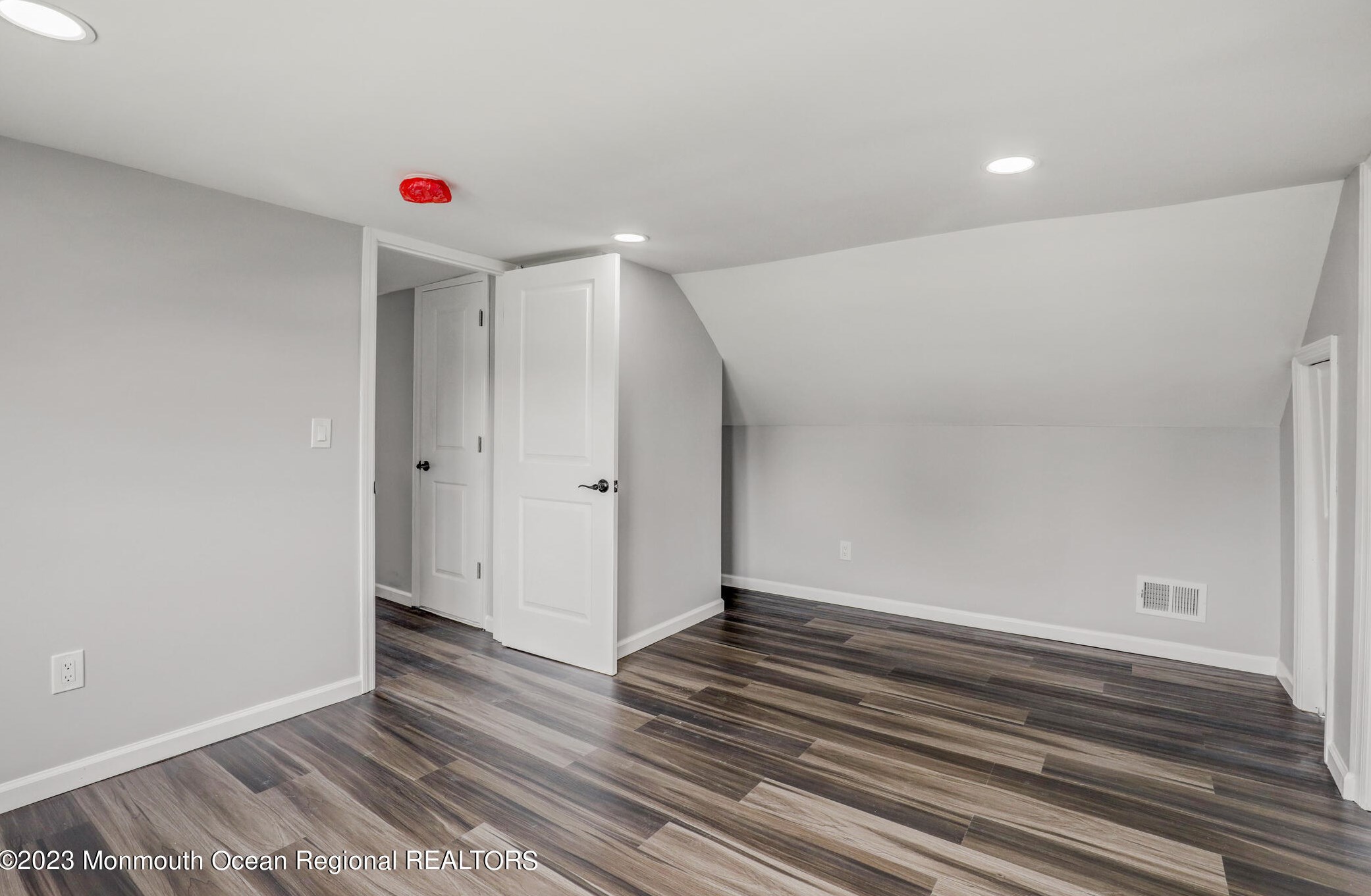 56 Sharon Ave, Edison NJ 08817-4517 exterior