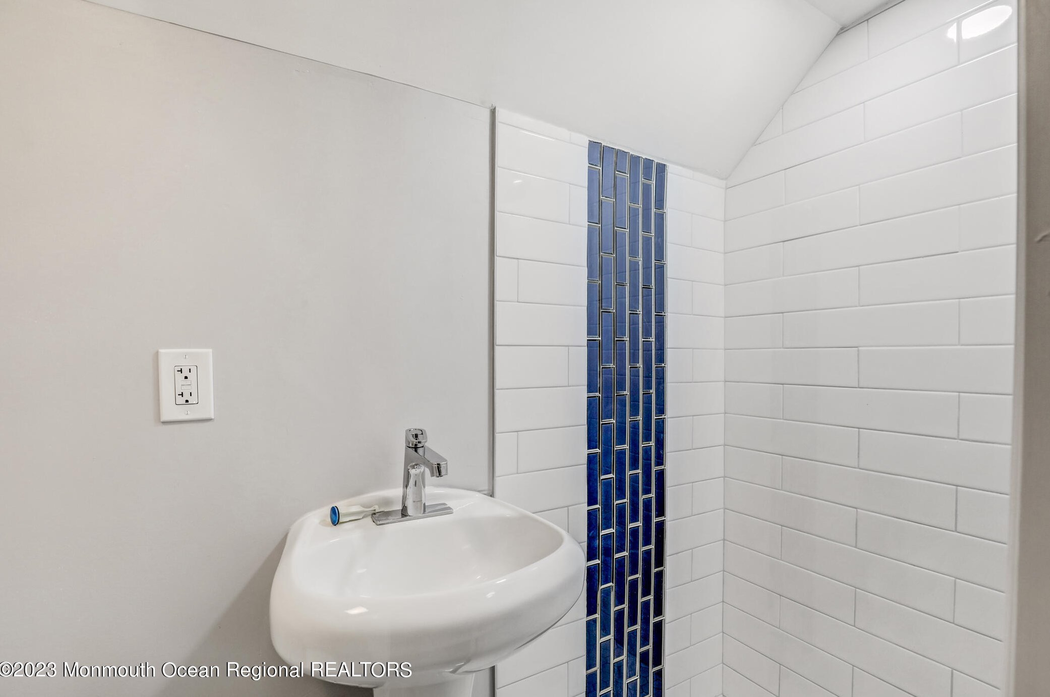 56 Sharon Ave, Edison NJ 08817-4517 exterior