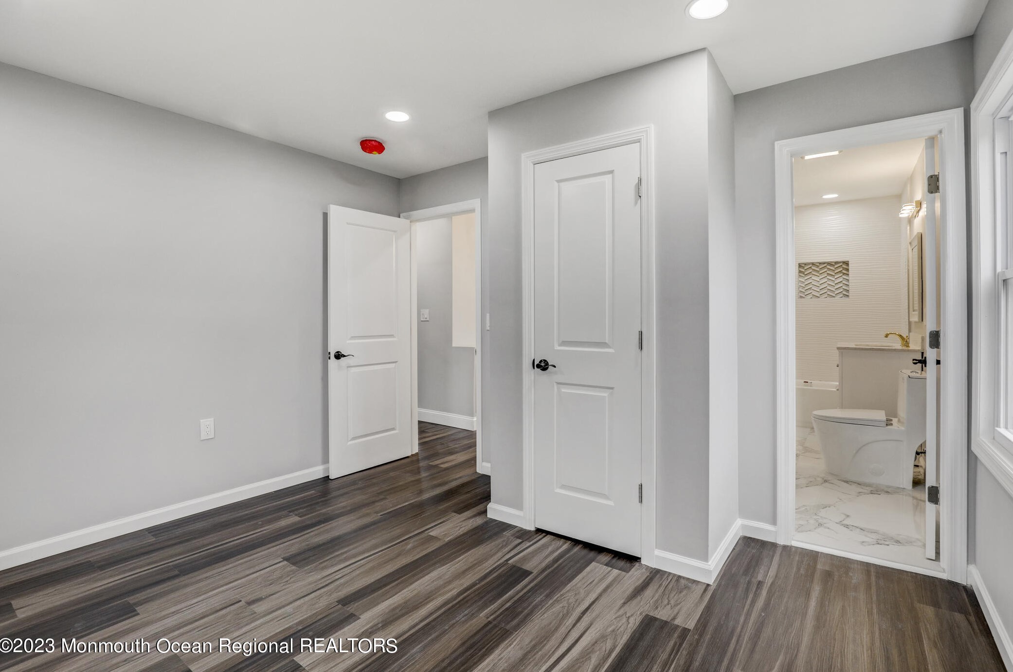 56 Sharon Ave, Edison NJ 08817-4517 exterior