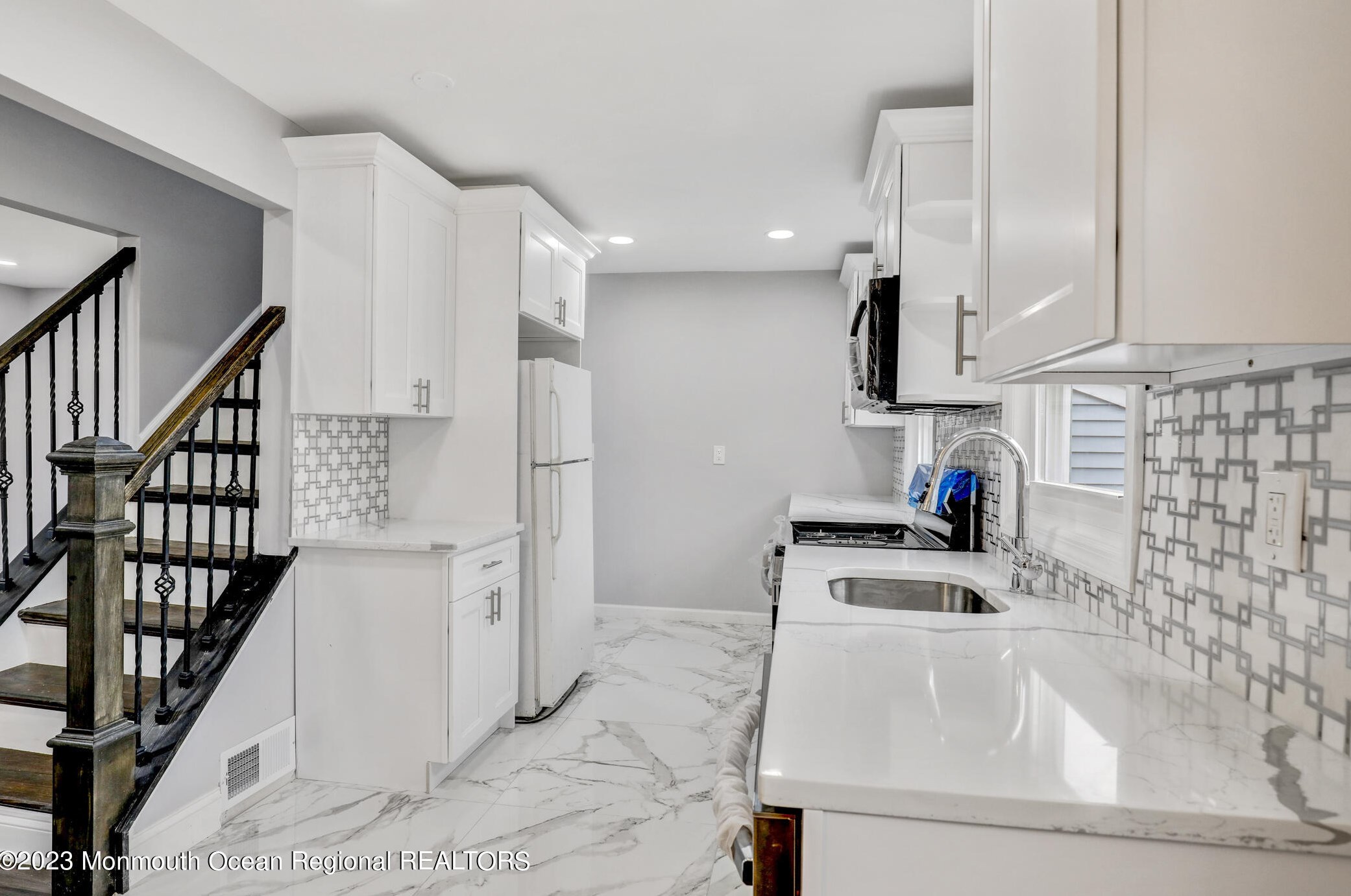 56 Sharon Ave, Edison NJ 08817-4517 exterior