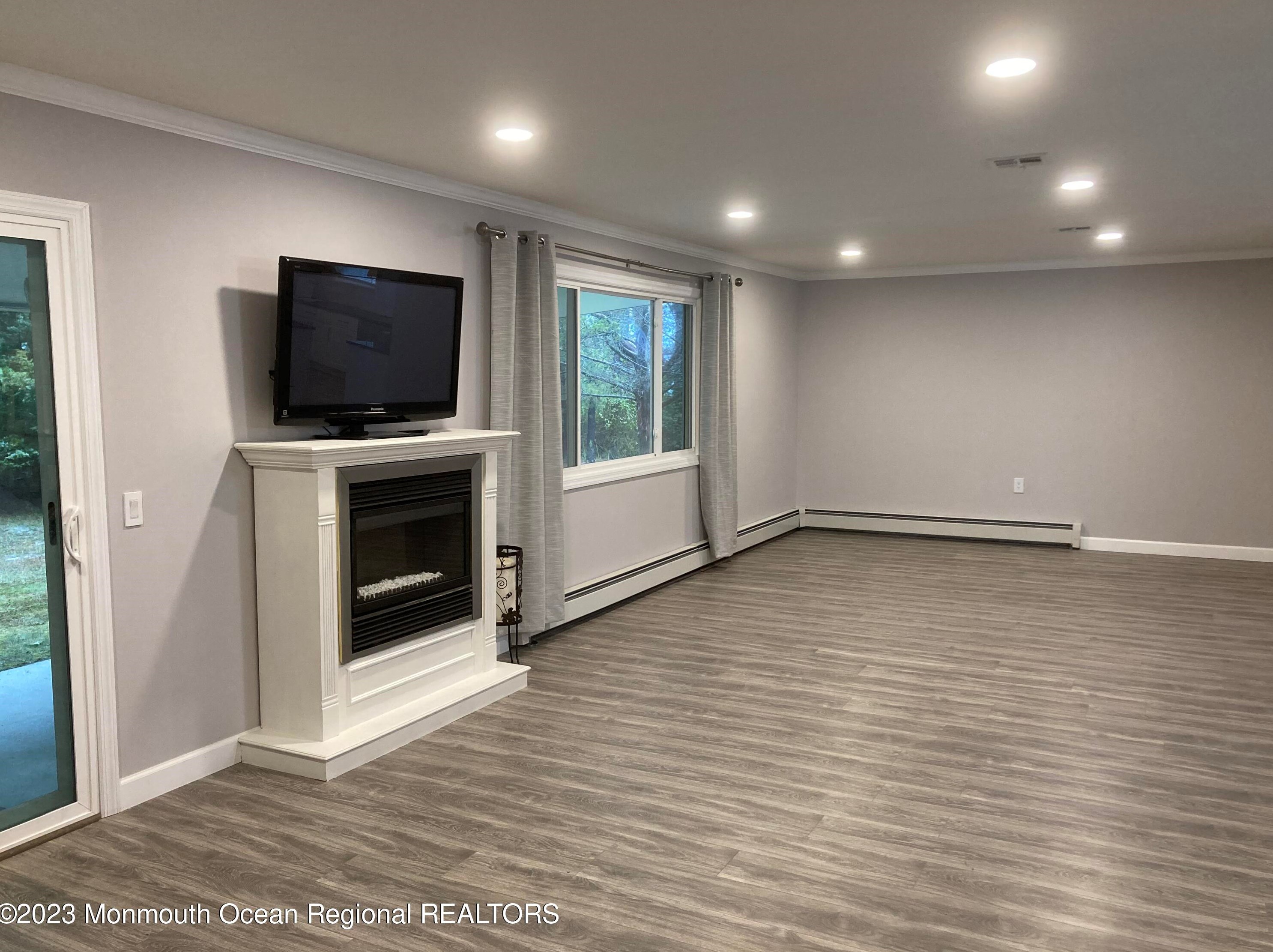 16 Canterbury Ln, Toms River NJ  08757-6503 exterior