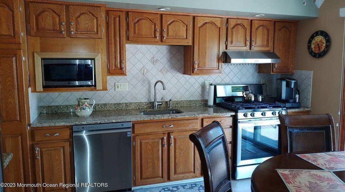 14 Lynn Dr, Toms River NJ  08753-5216 exterior