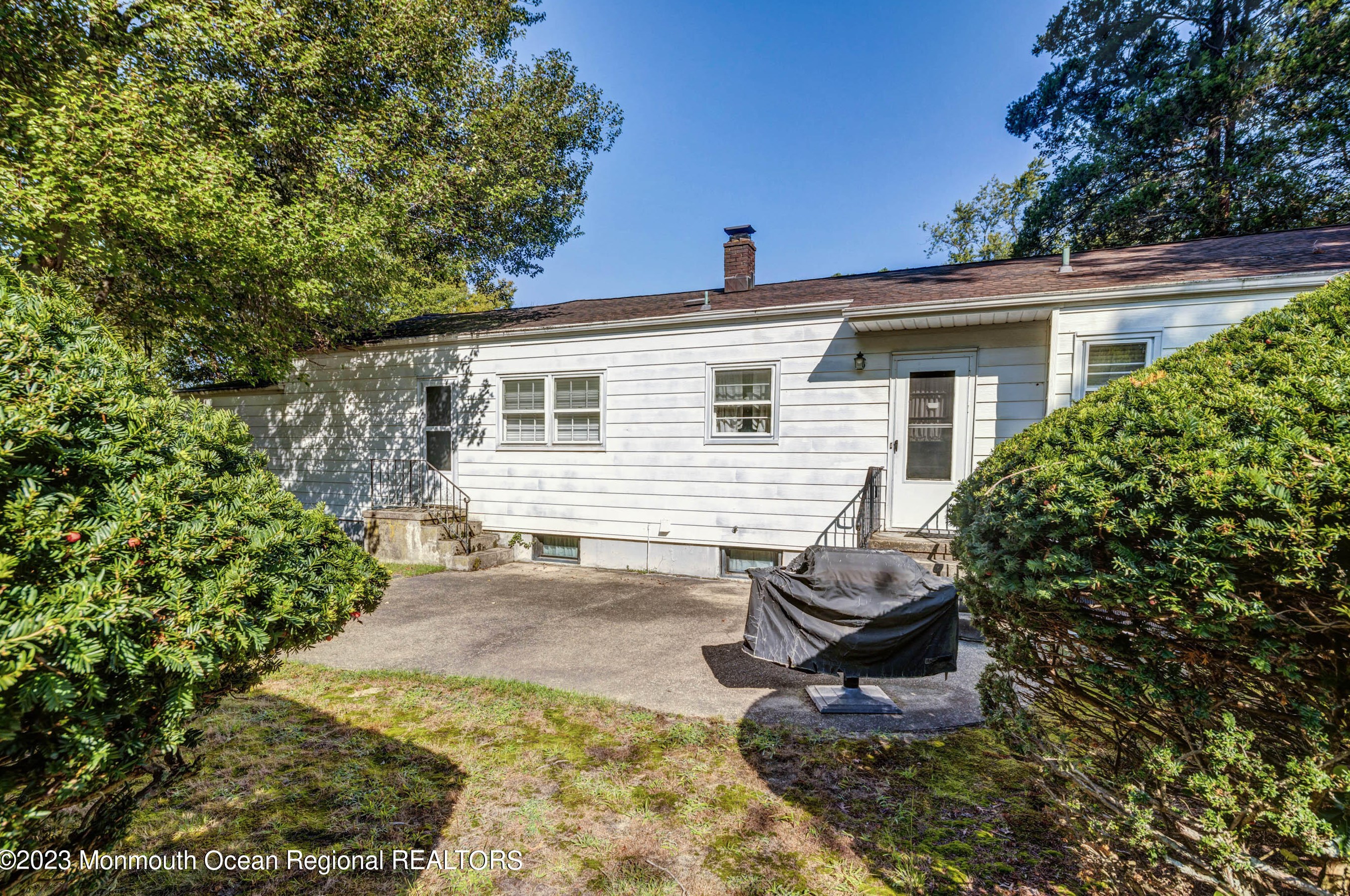 8 Deborah Pl, Oakhurst NJ 07755-1231 exterior