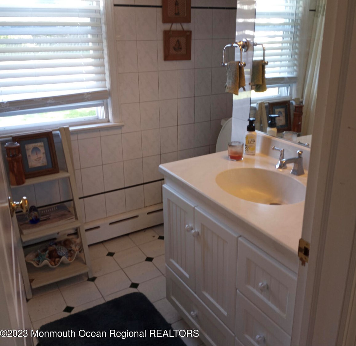 184 Orchard Ave, Belford NJ  07718-1257 exterior