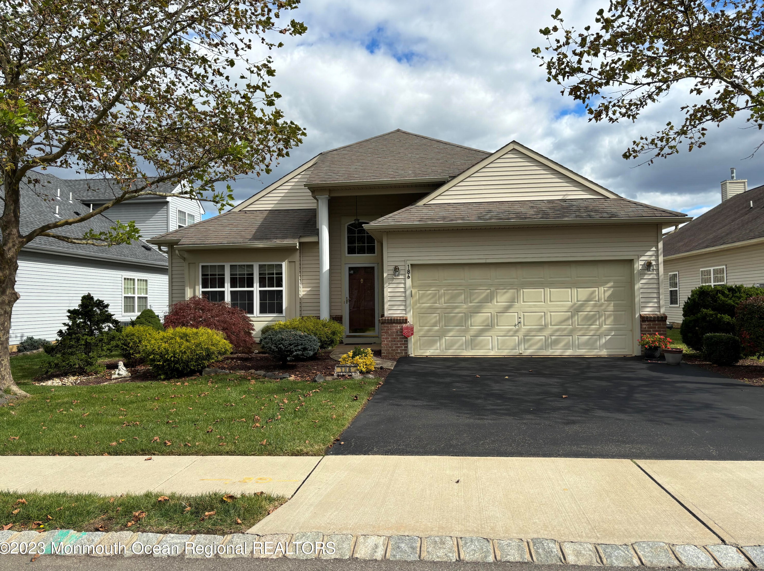 186 Valencia Dr, Monroe Township NJ  08831-5978 exterior