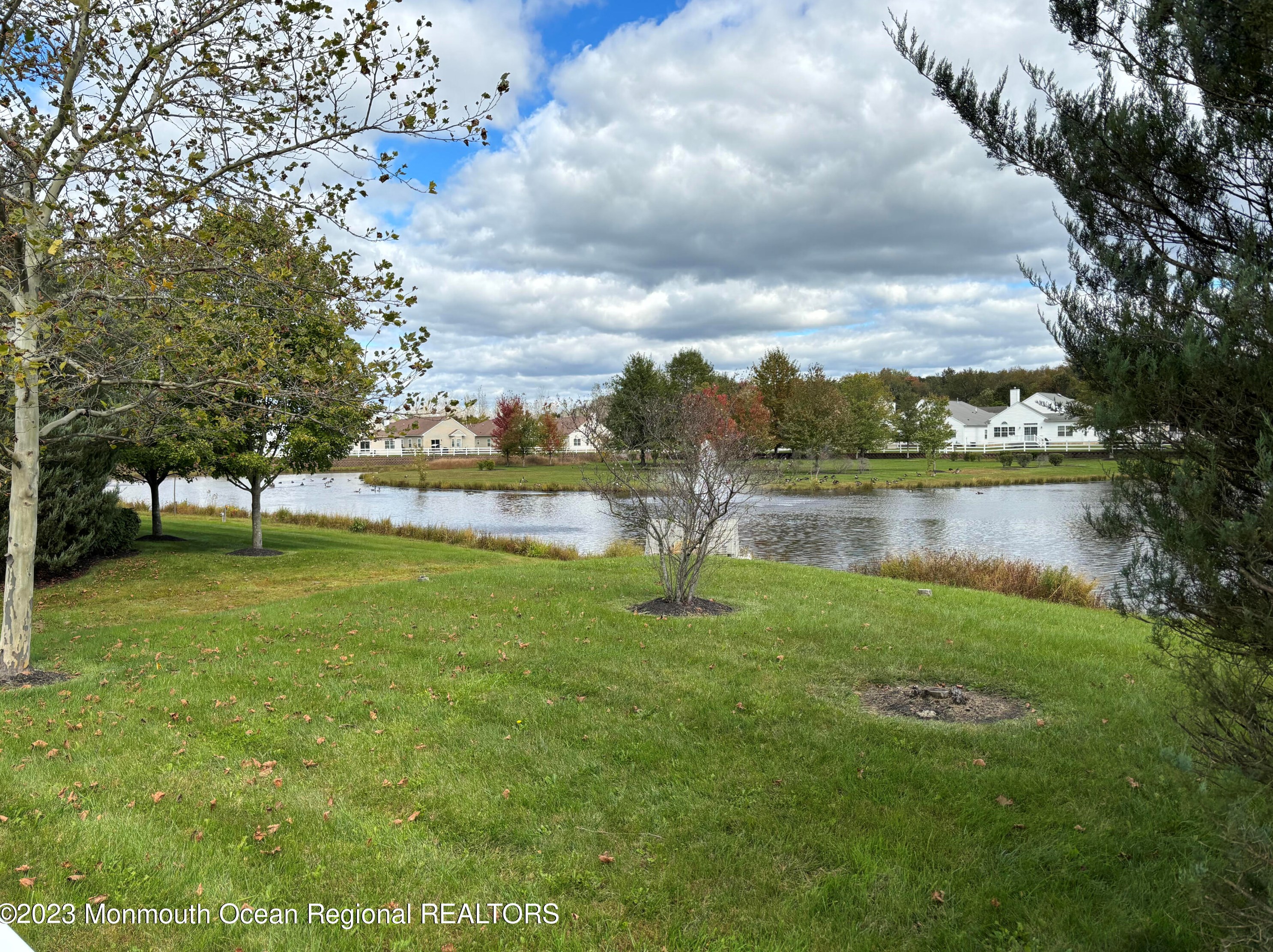 186 Valencia Dr, Monroe Township NJ  08831-5978 exterior