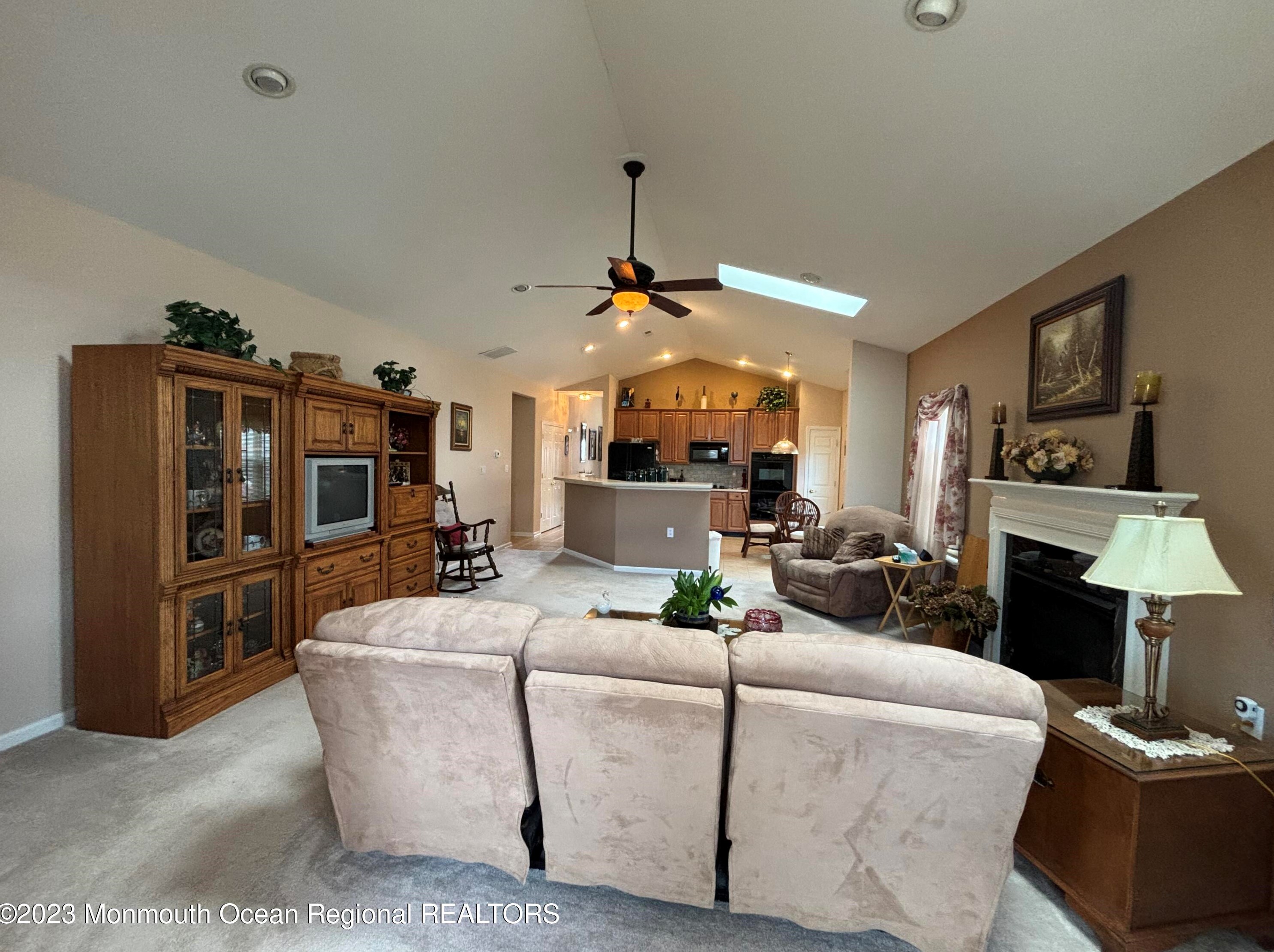 186 Valencia Dr, Monroe Township NJ  08831-5978 exterior