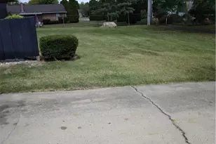 512 N Sherry Dr, Dayton, OH 45426 - Photo 3