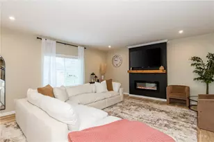 7026 Honeylocust St, Tipp City, OH 45371 - Photo 7