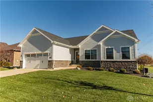 1018 Hunter's Ridge Dr, Tipp City, OH 45371 - Photo 1