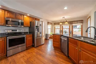 825 Chaucer Ln, Tipp City, OH 45371 - Photo 3