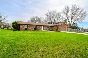 1276 Meadow Bridge Dr, Beavercreek, OH 45432 - Photo 5