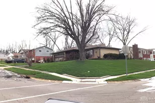 801 Crestmont Dr, Riverside, OH 45431 - Photo 3