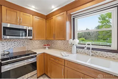 1650 E Slater Court, Beavercreek Twp, OH 45385 - Photo 9