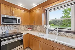 1650 E Slater Ct, Beavercreek Twp, OH 45385 - Photo 9