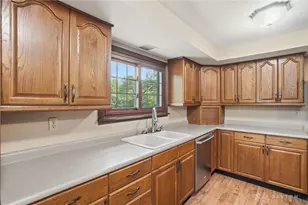 1081 Cedar Creek Cir, Washington Twp, OH 45459 - Photo 7