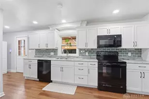 3915 Knollwood Dr, Beavercreek, OH 45432 - Photo 9