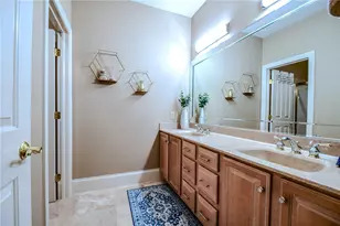 7266 Meeker Creek Dr, Butler Twp, OH 45414 - Photo 9