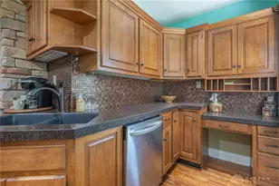 1052 Colwick Dr, Dayton, OH 45420 - Photo 9