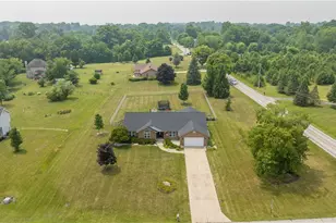815 W Eva Cir, Springfield Twp, OH 45504 - Photo 5