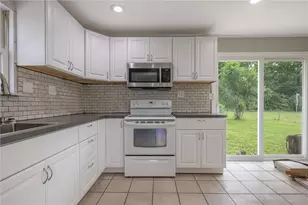 3382 Valleywood Dr, Dayton, OH 45429 - Photo 7