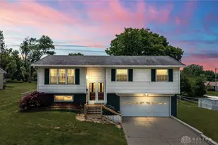 198 Golfwood Dr, West Carrollton, OH 45449 - Photo 1