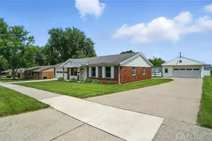 182 Grantwood Dr, West Carrollton, OH 45449 - Photo 1