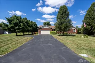 2747 W Lonesome Dove Ln, Springfield, OH 45505 - Photo 1