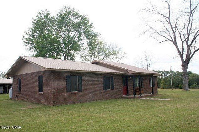 3252 Triple Ln, Caryville FL  32425-6406 exterior