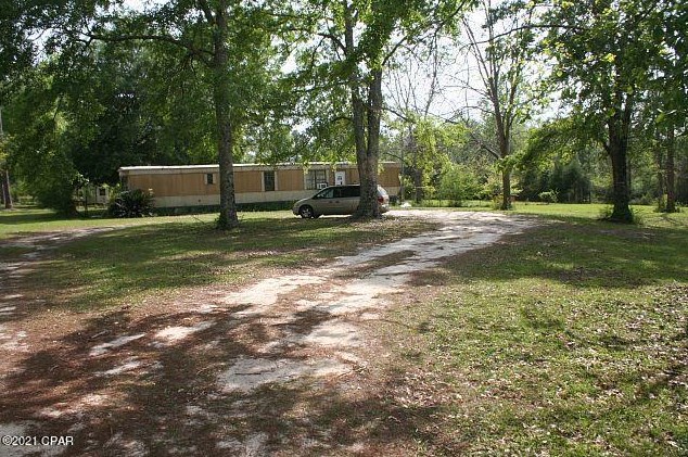 3252 Triple Ln, Caryville FL  32425-6406 exterior