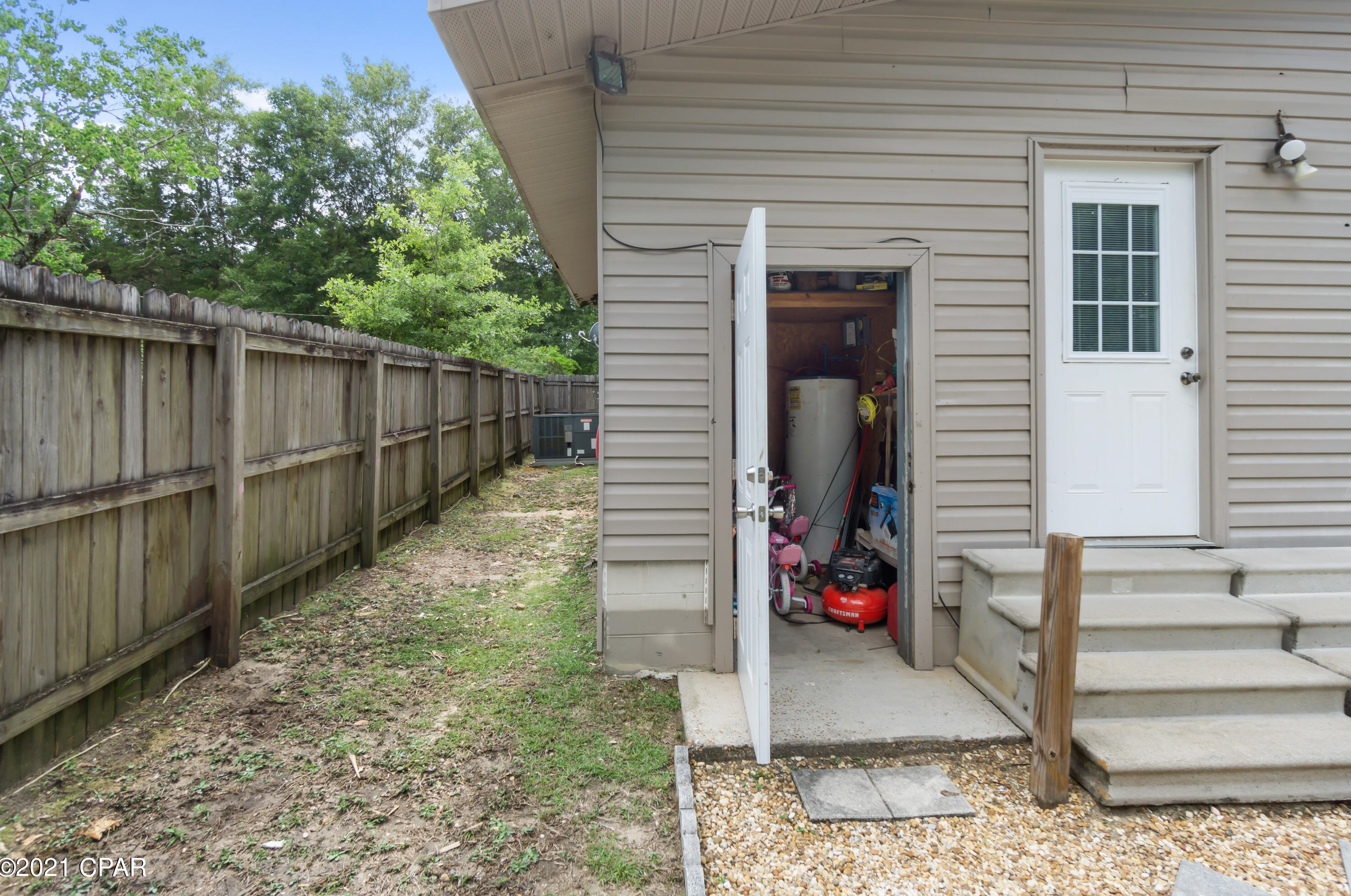 1200 State St, Caryville FL  32425-1404 exterior