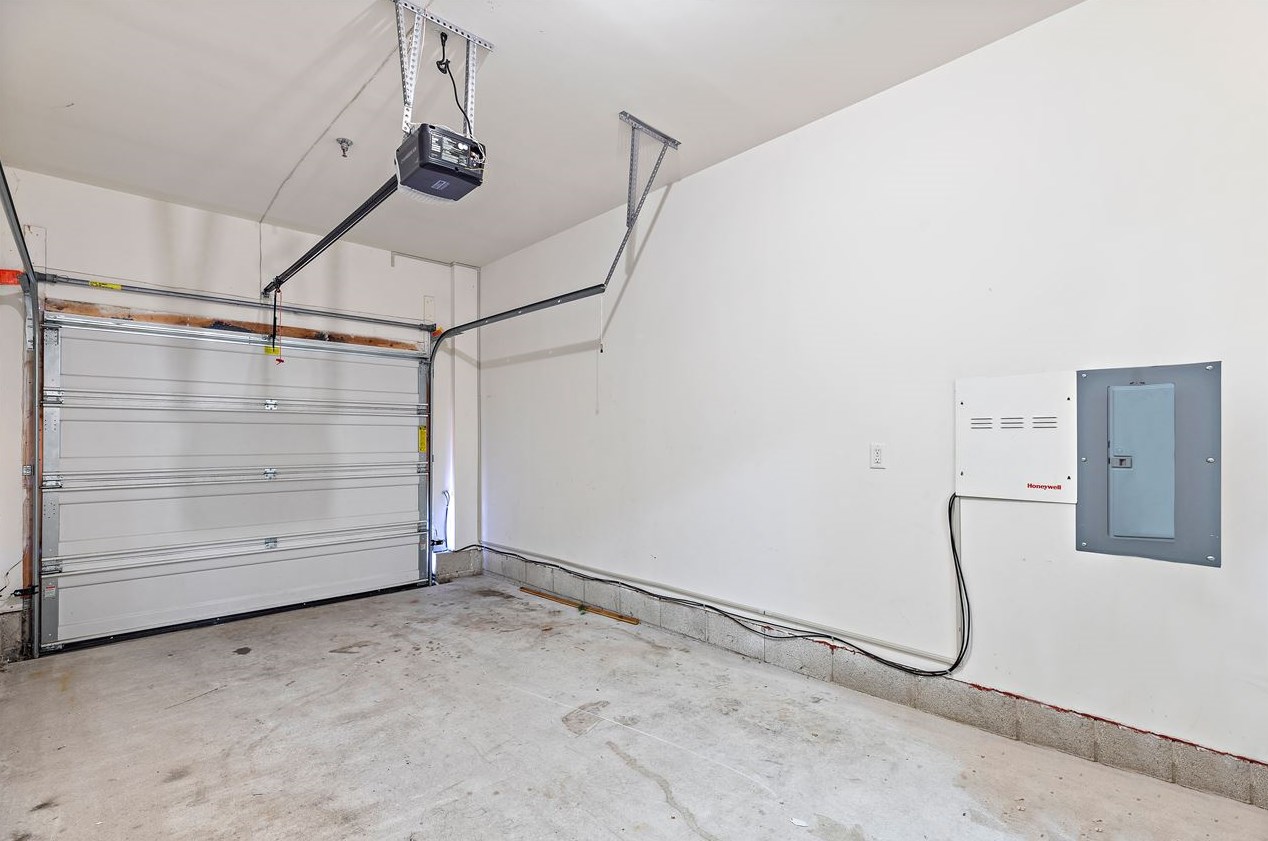 275 Custer Ave, Jersey City NJ 07305-1705 exterior