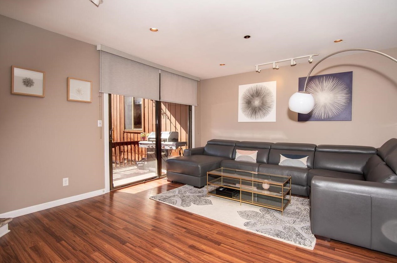 581 Sanderling Ct, Secaucus NJ 07094-2220 exterior