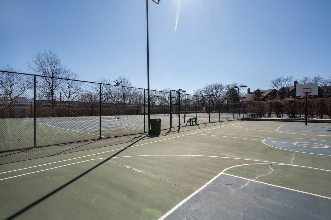 581 Sanderling Ct, Secaucus NJ 07094-2220 exterior