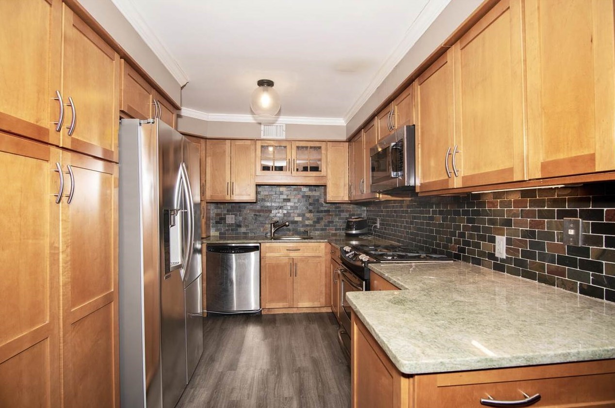 581 Sanderling Ct, Secaucus NJ 07094-2220 exterior