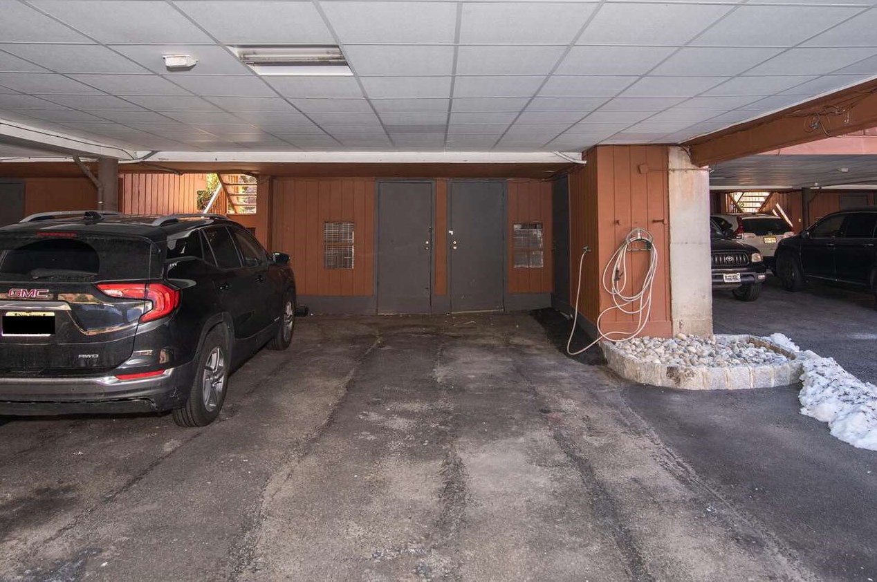 581 Sanderling Ct, Secaucus NJ 07094-2220 exterior