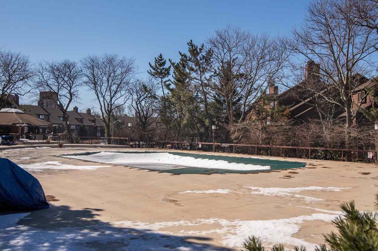 581 Sanderling Ct, Secaucus NJ 07094-2220 exterior