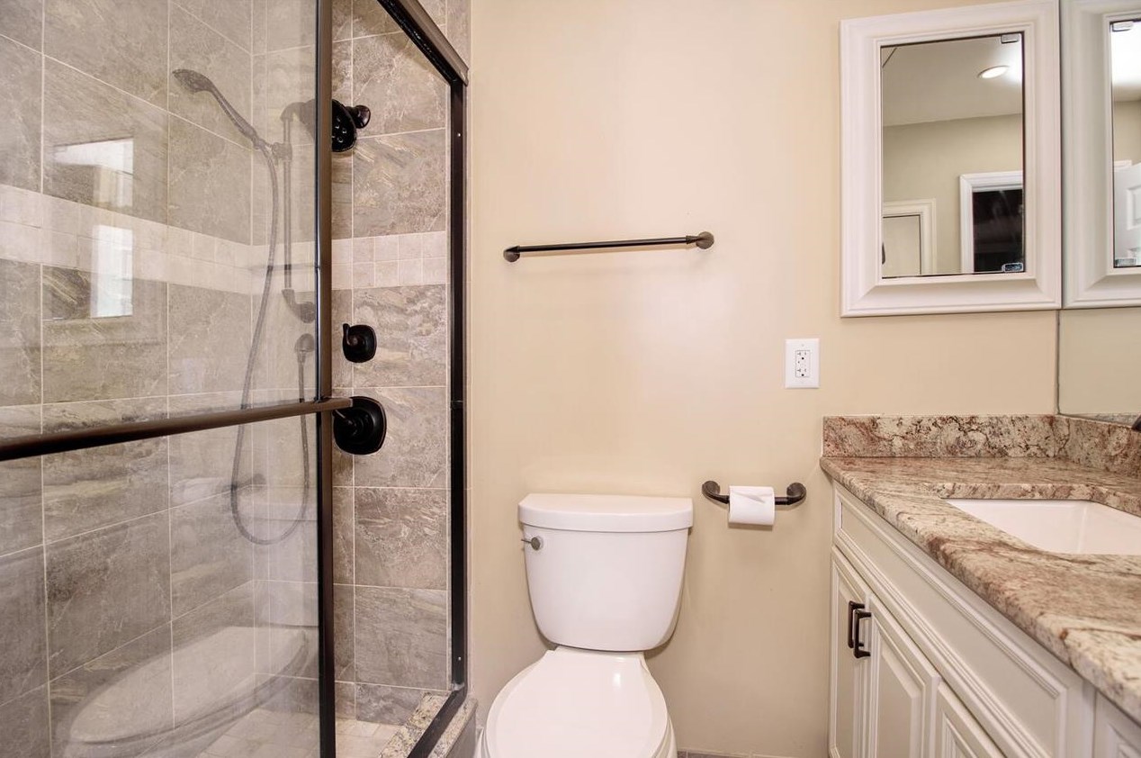 581 Sanderling Ct, Secaucus NJ 07094-2220 exterior