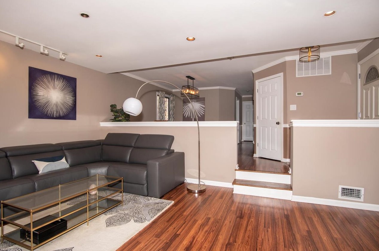 581 Sanderling Ct, Secaucus NJ 07094-2220 exterior